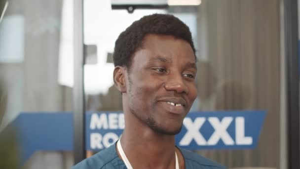 Inclinación Hacia Abajo Tiro Joven Cirujano Afroamericano Hablando Con Colegas — Vídeo de stock