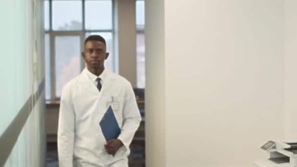 Beyaz Laboratuvar Önlüklü Ciddi Afrikalı Amerikalı Erkek Doktorun Orta Boy — Stok video
