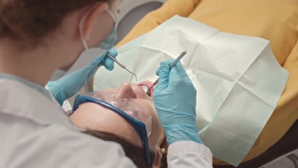 Par Dessus Épaule Une Dentiste Utilisant Miroir Dentaire Lors Examen — Video