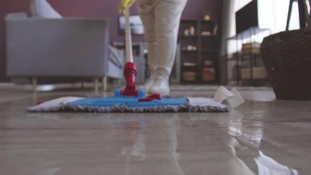 Gehakt Schot Van Onherkenbare Huisvrouw Dweilen Vloer Moderne Woonkamer Tijdens — Stockvideo