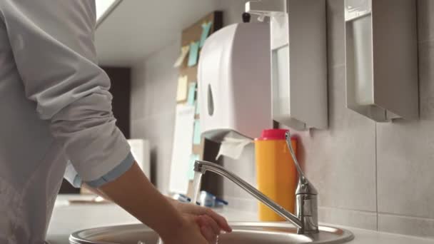 Tiro Recortado Dentista Feminino Irreconhecível Jaleco Branco Lavar Mãos Com — Vídeo de Stock