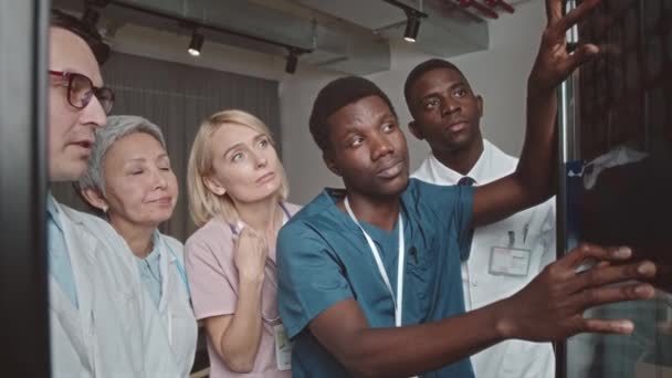 Professionella Olika Läkare Team Undersöka Mänskliga Hjärnan Mri Bild Och — Stockvideo