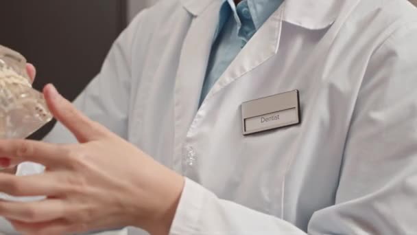 Dokter Gigi Perempuan Yang Tidak Dikenal Memegang Gigi Rahang Dan — Stok Video