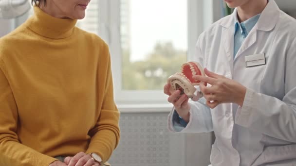 Beyaz Kadın Dişçiyi Dinlerken Randevu Sırasında Diş Bakımı Tedavi Hakkında — Stok video