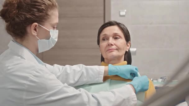 Zubní Lékařka Bílém Laboratorním Plášti Rukavicích Obličejové Masce Při Přípravě — Stock video