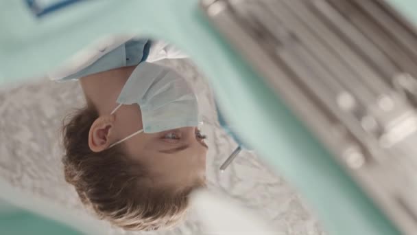 Genom Spegelfilm Unga Kaukasiska Kvinnliga Tandläkare Engångs Ansikte Mask Gör — Stockvideo