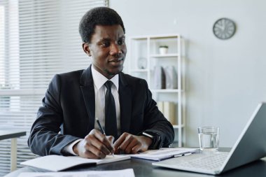Şirket için finansman yönetirken planlamacı ile başarılı bir siyahi işadamının portresi, kopyalama alanı
