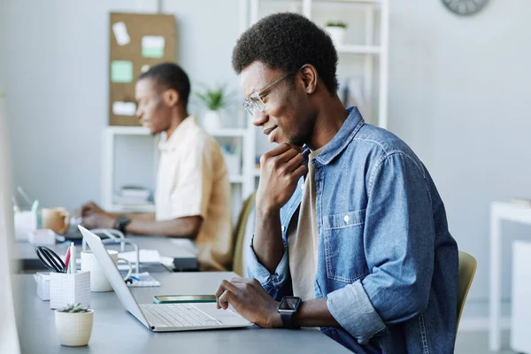 Seitenansicht Porträt Eines Lächelnden Schwarzen Mannes Mit Laptop Computer Während — Stockfoto