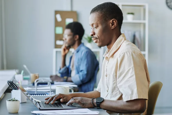 Seitenansicht Porträt Eines Erwachsenen Schwarzen Mannes Der Computer Benutzt Während — Stockfoto