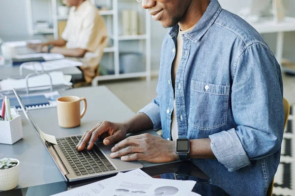 Gehakt Schot Van Jonge Man Typen Laptop Toetsenbord Coworking Ruimte — Stockfoto