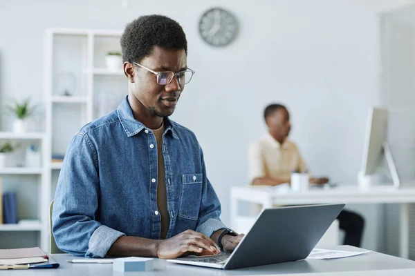 Ritratto Giovane Afroamericano Che Lavora Ufficio Utilizza Laptop Minimi Interni — Foto Stock