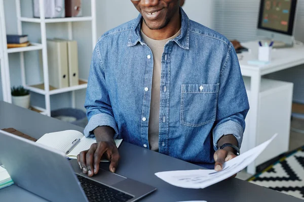 Gesneden Schot Van Jonge Zwarte Professional Met Behulp Van Laptop — Stockfoto