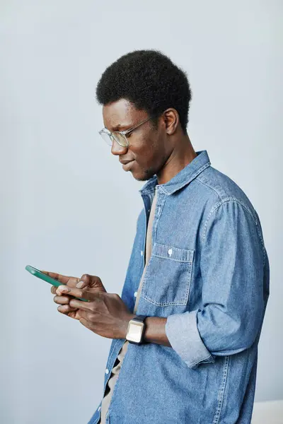 Verticale Taille Omhoog Portret Van Jonge Zwarte Man Met Smartphone — Stockfoto