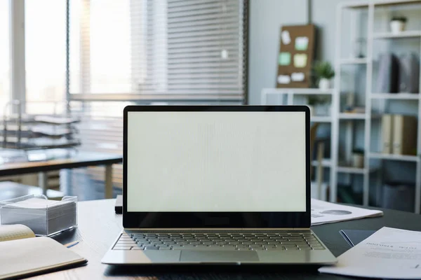 Hintergrundbild Von Computer Attrappen Mit Leerem Weißen Bildschirm Leeren Büroräumen — Stockfoto