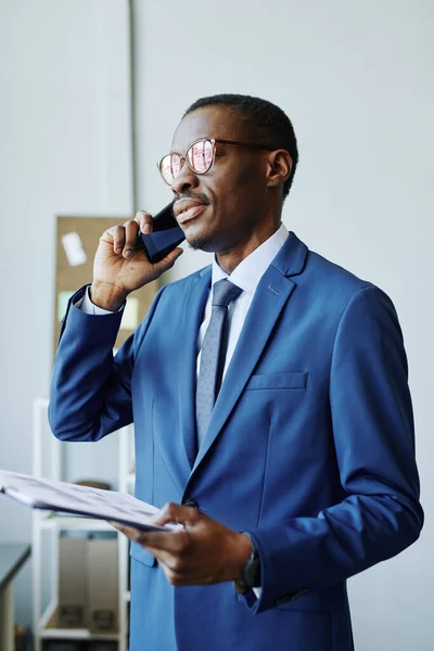 Verticaal Portret Van Professionele Afro Amerikaanse Zakenman Aan Telefoon Het — Stockfoto