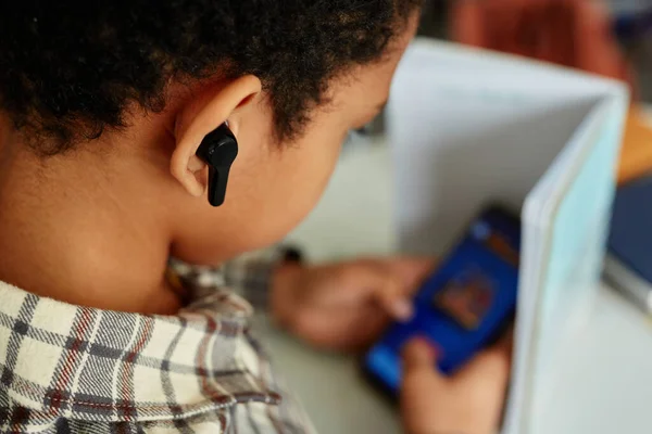 Okul Sırasında Müzik Dinleyen Telefon Saklayan Fotokopi Çeken Siyahi Çocuklara — Stok fotoğraf