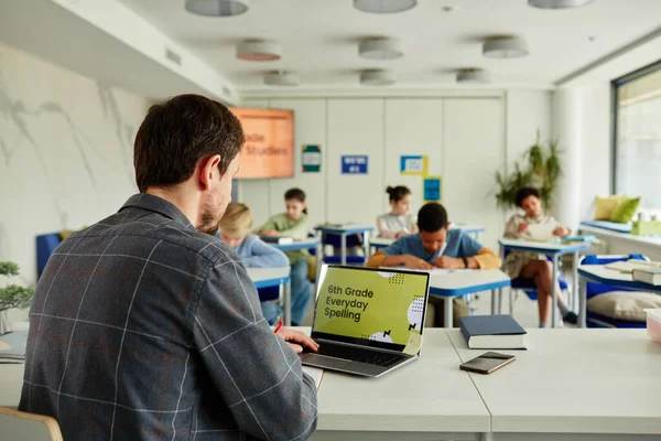 Sınıfta Dizüstü Bilgisayar Kullanan Erkek Öğretmenin Arka Planı Arka Planda — Stok fotoğraf