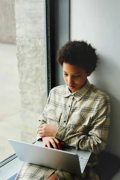Okulda Pencerenin Önünde Oturup Dizüstü Bilgisayar Kullanan Video Izleyen Siyah — Stok fotoğraf