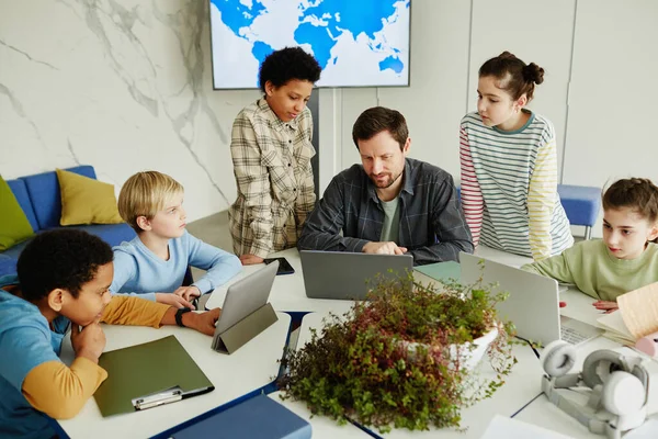 Magas Látószögű Nézet Gyermekek Különböző Csoportjánál Férfi Tanárokkal Akik Laptopot — Stock Fotó