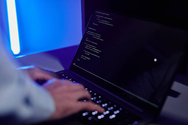 Закрытие ИТ-инженера, пишущего код на ноутбуке, и настройка серверной сети, копирование пространства