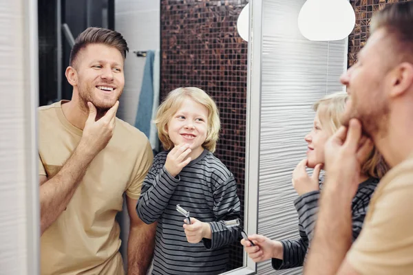 Retrato Padre Feliz Con Lindo Hijo Mirando Espejo Baño Durante — Foto de Stock
