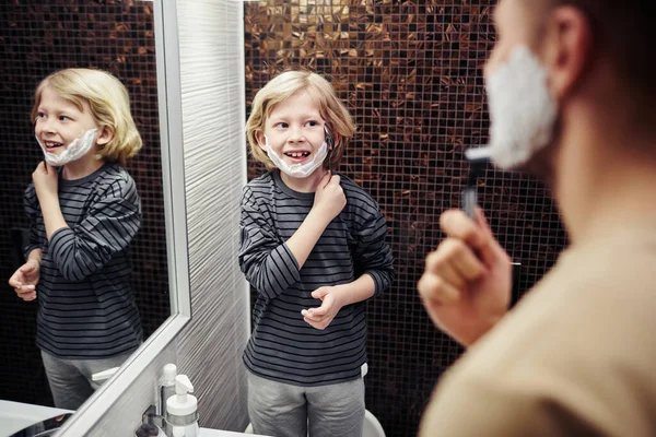 Babasıyla Banyoda Traş Olmayı Öğrenen Sevimli Bir Çocuğun Portresi — Stok fotoğraf