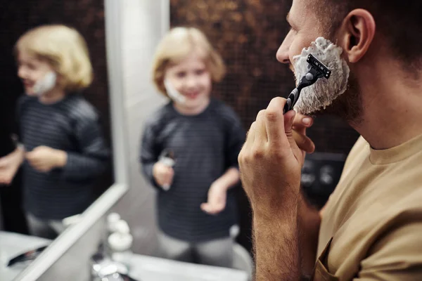 Banyoda Tıraş Olan Sakallı Bir Adam Arka Planda Küçük Bir — Stok fotoğraf