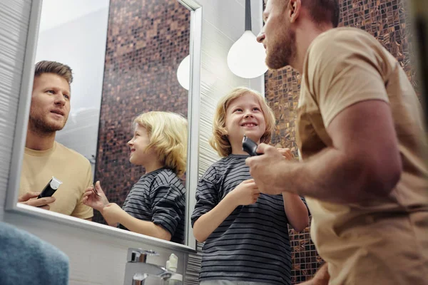 Babasının Banyoda Tıraş Oluşunu Izleyen Mutlu Küçük Çocuğun Düşük Açılı — Stok fotoğraf