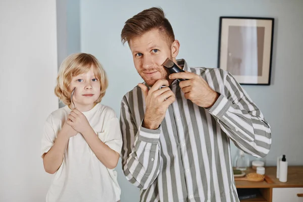 Yakışıklı Genç Babanın Belden Yukarı Portresi Oğluna Tıraş Olmayı Öğretiyor — Stok fotoğraf
