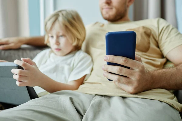 Närbild Far Som Håller Smartphone Med Liten Pojke Med Surfplatta — Stockfoto