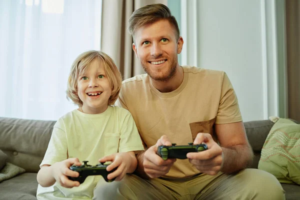 Портрет Батька Сина Який Грає Відеоігри Разом Щасливо Посміхається — стокове фото