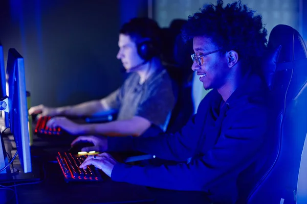 Boční Pohled Portrét Usmívajícího Afroameričana Hrajícího Videohry Kybernetickém Klubu Modrém — Stock fotografie