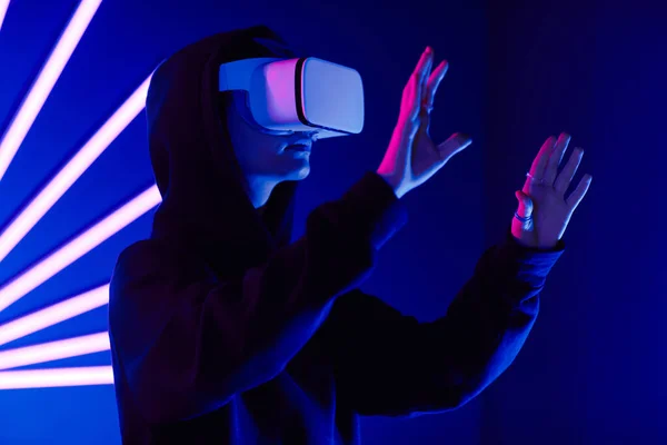 Futurisztikus Felvétel Fiatal Visel Headset Dimenzióban Neon Fénysugarak Másolás Tér — Stock Fotó