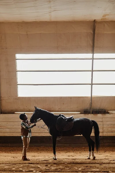 Vertikální Boční Pohled Portrét Ženy Hladící Černého Koně Kryté Jezdecké — Stock fotografie