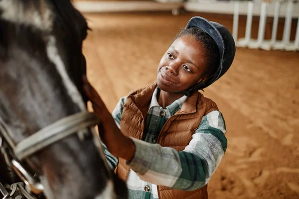Vysoký Úhel Portrét Mladé Černošky Laskající Koně Sportovní Praxi Kryté — Stock fotografie