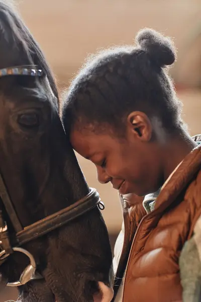 Vertikální Profil Pohled Mladé Černošky Dotýkající Hlav Krásným Koněm Stájích — Stock fotografie