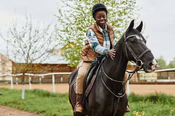 Portrait Smiling Black Woman Riding Horse Outdoor Country Ranch Stroking — Stock Photo, Image