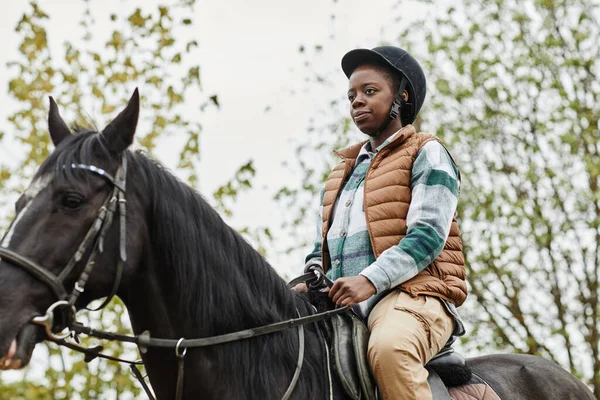 Retrato Una Joven Mujer Negra Montando Caballo Aire Libre Usando —  Fotos de Stock