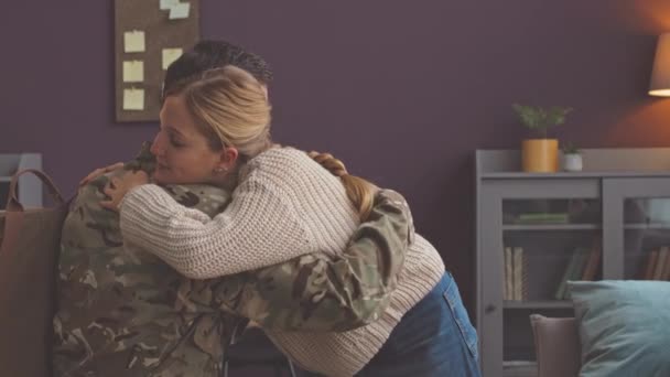 軍隊から帰還した11歳の娘を抱擁するカモフラージュ制服の白人軍人のスローモ — ストック動画
