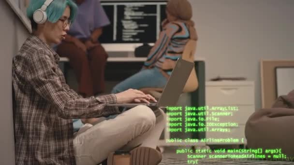 Cgi Disparo Joven Programador Asiático Pelo Azul Casual Camisa Cuadros — Vídeo de stock
