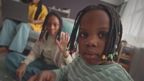 Кишеньковий Pov Знімок Досить Маленької Чорної Дівчинки Записує Відео Про — стокове відео