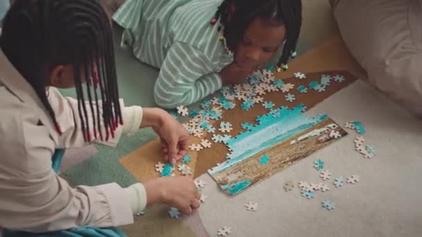 Widok Góry Dwóch Afroamerykanów Dziewczynki Rozwiązywanie Układanki Dywan Domu Wraz — Wideo stockowe