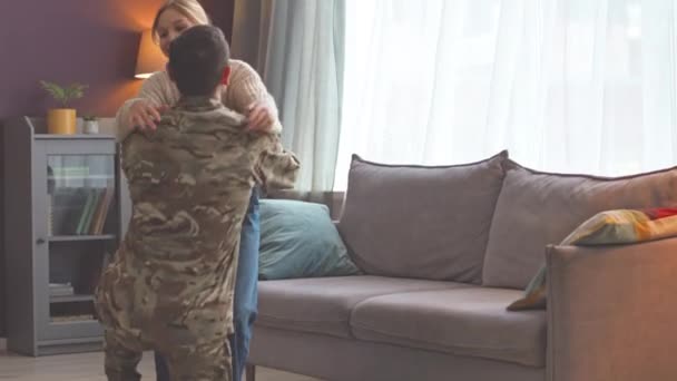Omul Caucazian Uniformă Militară Care Întoarce Acasă Din Armată Îmbrățișându — Videoclip de stoc
