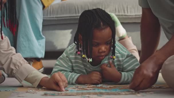 Afroamerykańska Dziewczynka Starszą Siostrą Ojcem Rozwiązywanie Układanki Dywanie Salonie — Wideo stockowe