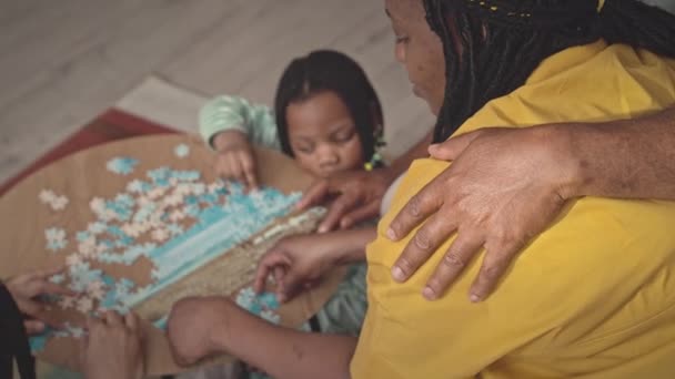 Высокий Угол Съемки Женатой Афроамериканской Пары Двумя Маленькими Дочерьми Собирающими — стоковое видео