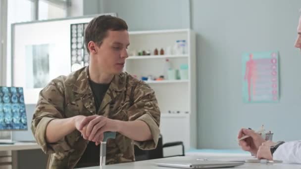 Colpo Medio Giovane Soldato Caucasico Con Bastone Passeggio Che Parla — Video Stock