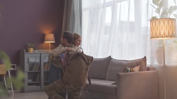Menina Caucasiana Feliz Com Bandeira Dos Eua Mãos Abraçando Pai — Vídeo de Stock
