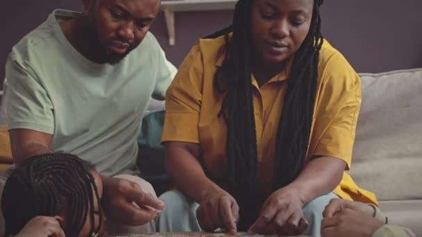 Naklonit Afroameričtí Manželé Pár Pomáhá Jejich Dvě Malé Dcery Řešit — Stock video