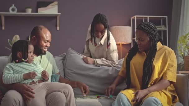 Çocuklu Mutlu Siyahi Aile Evde Birlikte Vakit Geçirip Oturma Odasındaki — Stok video