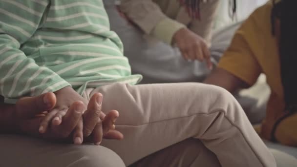 Closeup Homem Negro Irreconhecível Segurando Mão Sua Filhinha Sentada Suas — Vídeo de Stock